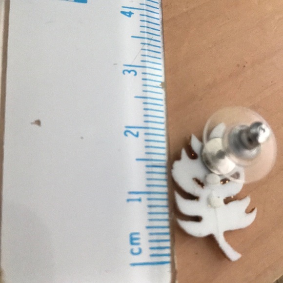 Gold Leaf Earrings-Perfect for Fall 🍁 - Picture 3 of 3